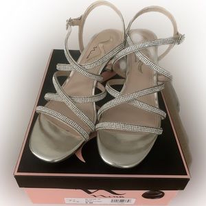 Nina shoes. Bloom in Soft Platino. Size 9. Like new.